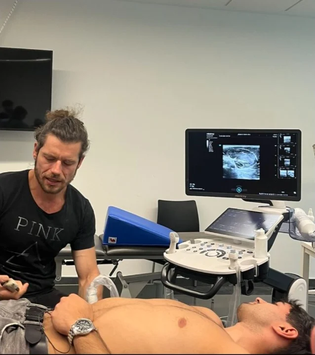 Pedro Vega Moreu durante una sesión real de ecografía musculoesquelética